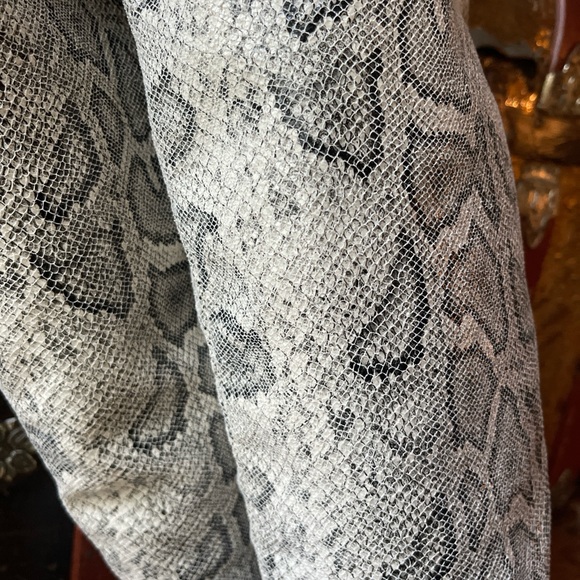 EXPRESS KNEE HEEL BOOTS FALL WORN ONCE SIZE 10 GREY SNAKE CROC TEXTURED SOLD OUT - Picture 6 of 7